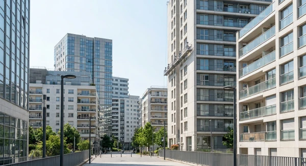Vue urbaine de Nanterre montrant un ou plusieurs immeubles résidentiels ou tertiaires modernes avec des façades présentant une architecture contemporaine typique de la commune. La photo doit être prise de jour sous une lumière naturelle claire, mettant en évidence le contexte urbain dense et les bâtiments de plusieurs étages. Cette image doit être visuellement distincte des trois autres vues (Boulogne-Billancourt, Versailles, Créteil) en montrant des caractéristiques architecturales et urbaines spécifiques à Nanterre, tout en illustrant clairement l'environnement urbain où interviennent les cordistes spécialisés en accès sur cordes.