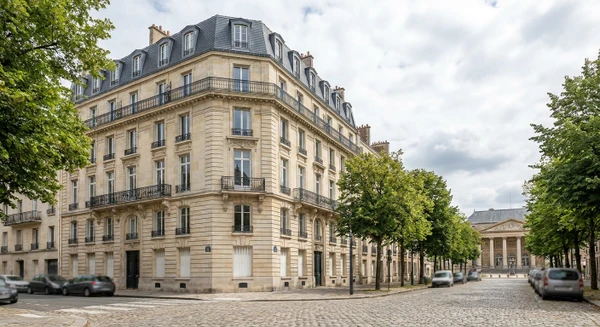 Vue urbaine de Versailles montrant un bâtiment résidentiel ou tertiaire avec une façade présentant des éléments architecturaux caractéristiques de la commune, dans un environnement urbain typique. La photo doit clairement identifier le contexte urbain et les bâtiments d'accès difficile où interviennent les cordistes, distincte de la skyline de Boulogne-Billancourt déjà utilisée dans la section.